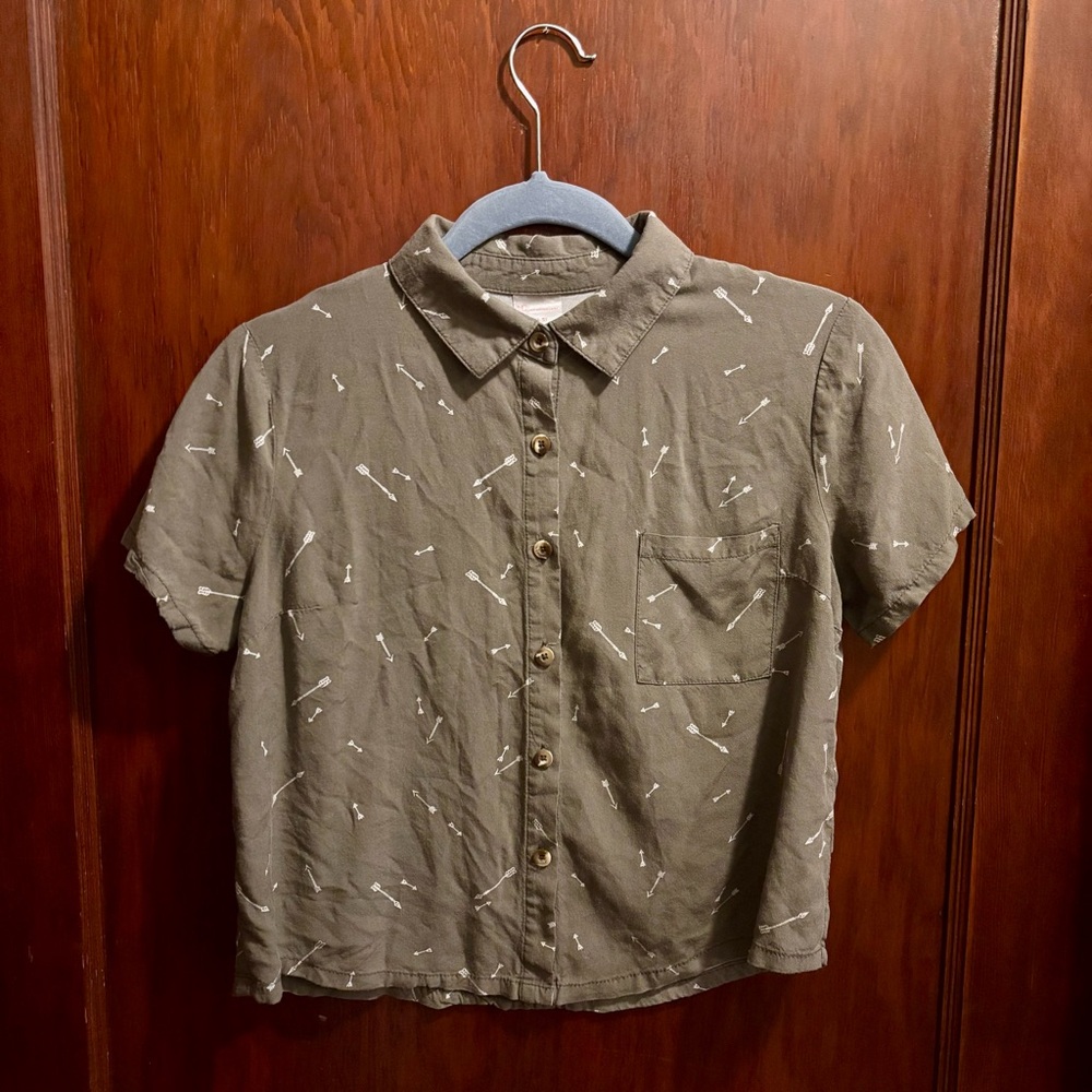 No Boundaries Rayon Short Sleeve Button Up Collared Jrs Top Green Arrow Print 🏹
